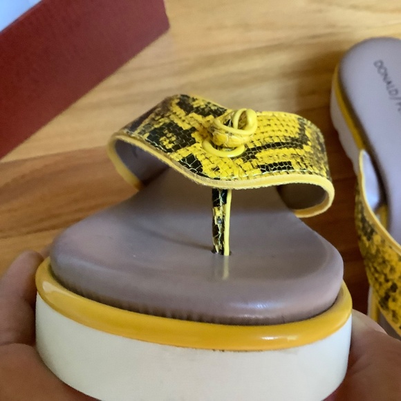 Donald Pliner Leaane Leather Patent Snake Embossed Thong Sandal Yellow SZ 9.5 - Picture 10 of 15